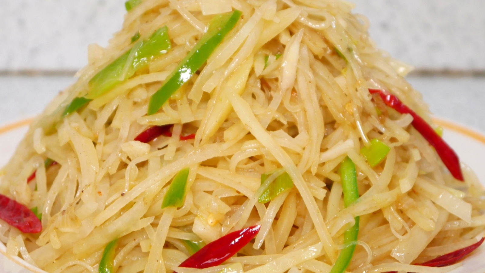 土豆丝怎么炒好吃?下锅之前多上这一步,爽脆可口,比饭店的还香